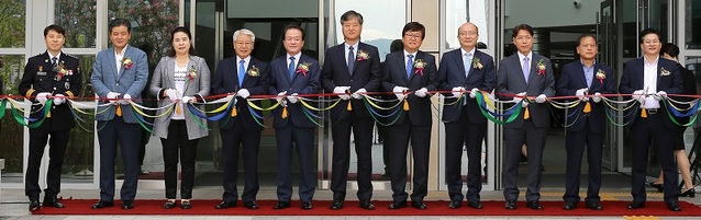 ▲ 행정중심복합도시건설청이 복합편의시설 제2공사를 지난달 준공하고 5일 준공식을 가진 가운데 테이프 커팅을 진행하고 있다.ⓒ행정중심복합도시건설청