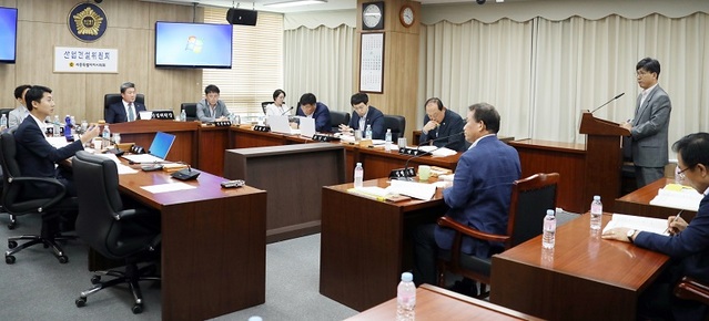 ▲ 세종시의회 산업건설위원회가 4일 제57회 임시회 기간 중 제4차 회의를 열고 조례안 및 동의안 등 모두 23개의 안건을 심사했다.ⓒ세종시의회