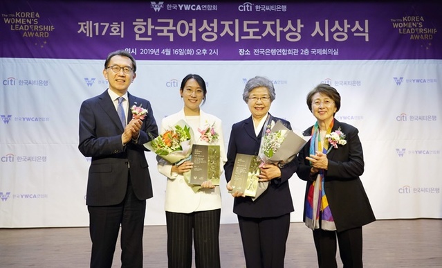 ▲ 지난 4월 열린 제17회 '한국여성지도자상' 시상식에서 박진회 은행장(왼쪽부터), 장혜영 다큐멘터리 감독, 조형 한국여성재단 고문, 한영수 한국YWCA연합회장이 기념촬영을 하고 있는 모습. ⓒ씨티은행