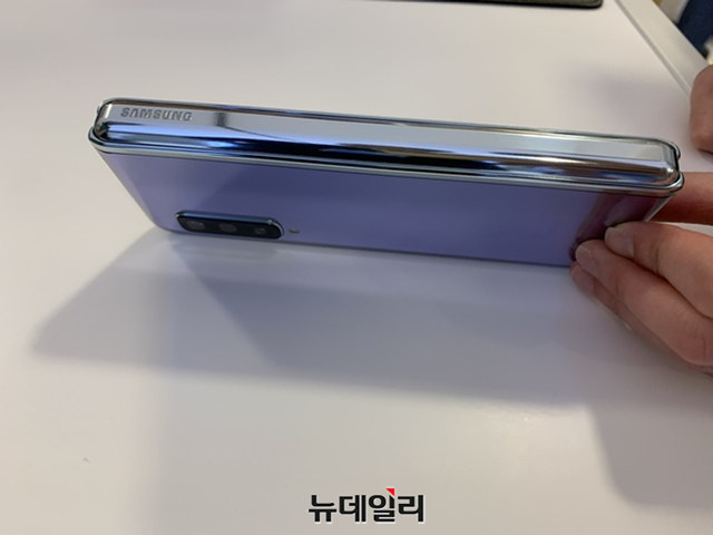 ▲ 갤럭시폴드 힌지 부분. ⓒ이성진 기자