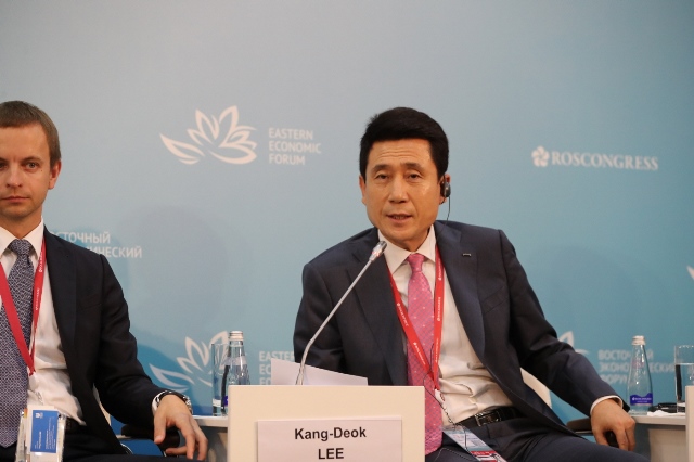 ▲ 이강덕 포항시장은 5일 러시아 블라디보스토크 극동연방대학교에서 ‘한-러 비즈니스 다이얼로그’에 참석해 ‘한-러 경제협력, 지방의 역할과 과제’를 주제로 발표했다.ⓒ포항시