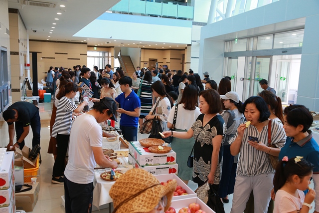 ▲ 울진의 추석맞이 울진로컬푸드 직거래장터 운영 모습.ⓒ울진군