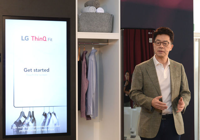 ▲ 박일평 사장이 3D 카메라로 신체를 계측해 생성한 아바타에 옷을 입혀볼 수 있는 '씽큐 핏(ThinQ Fit)'을 소개하고 있다. ⓒLG전자