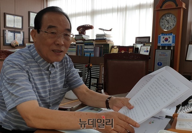 ▲ 정상혁 보은군수가 5일 언론에 보도되는 내용이 편집돼 전달됬다며 당시 강연 내용을 설명하고 있다.ⓒ박근주 기자