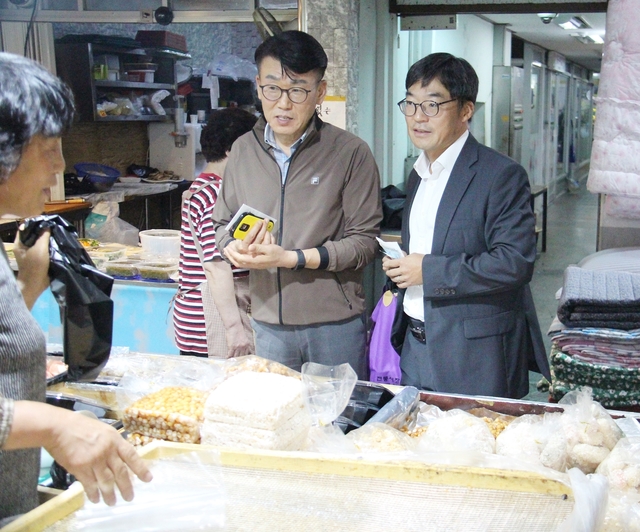 ▲ 이상학 경북우정청장(오른쪽)이 4일 대구 동구시장을 찾아 온누리상품권으로 한과를 구입하고 있다.ⓒ경북우정청