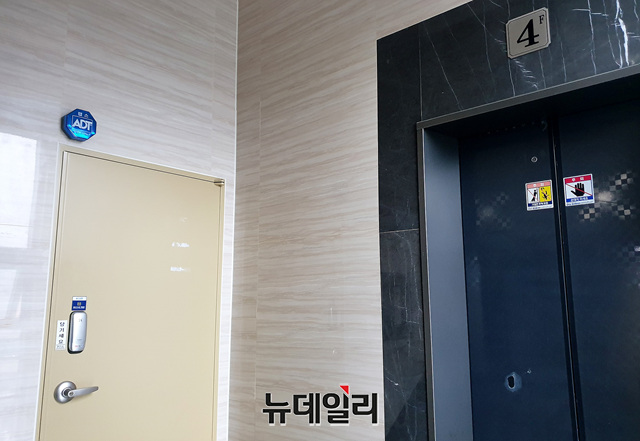 ▲ 코링크프라이빗에쿼티(PE)의 등기부등본상 주소지. 문이 잠겨있고 간판도 보이지 않는다. ⓒ뉴데일리 DB