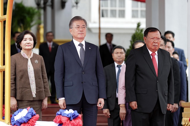 ▲ 라오스를 국빈 방문한 문재인 대통령과 분냥 라오칫 라오스 대통령이 5일 오후(현지시간) 비엔티안 대통령궁에서 열린 공식환영식에 참석하고 있다. ⓒ뉴시스