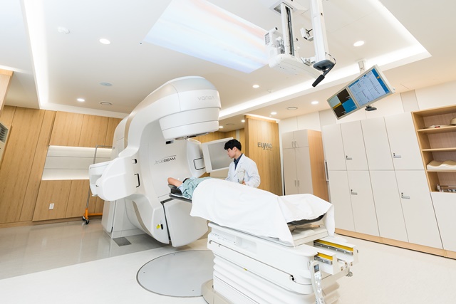 ▲ 최첨단 암 치료 선형가속기 ‘트루빔-에스티엑스(Truebeam STx)’ ⓒ이대서울병원