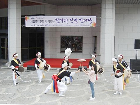 ▲ 대접 등을 막대기로 돌리는 전통연희인 버나놀이에 관객이 참여한 모습.ⓒ대구문화예술회관