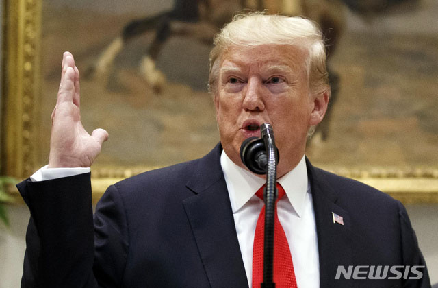 ▲ 도널드 트럼프 미국 대통령이 기자들에게 한국, 일본에 대한 이야기를 하고 있다. ⓒ뉴시스 AP. 무단전재 및 재배포 금지.
