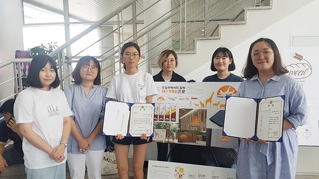 ▲ 영진전문대 콘텐츠디자인과가 ‘2019대구옥외광고대상’ 시상식에서 대상 등 출품자 15명 전원이 입상했다. (사진왼쪽부터 김명지(입선)·류혜윤(특선)·도승은(장려상)·송민주·최민지(입선)·박현빈(대상)학생)ⓒ영진전문대