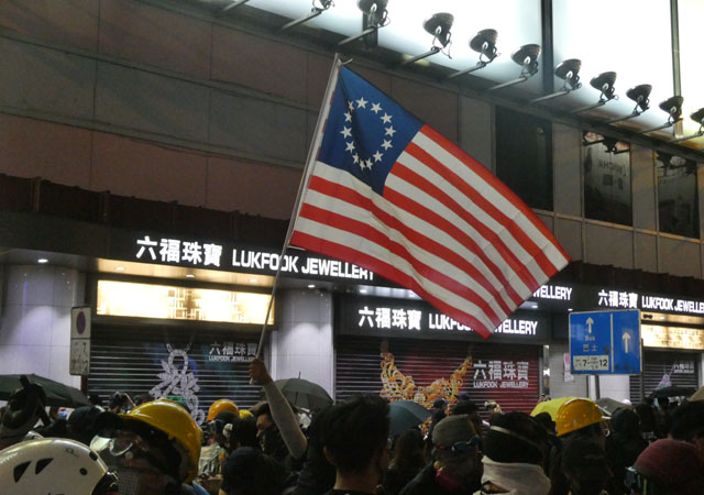 ▲ 8월 31일 시위에 등장한 미국 건국당시 성조기ⓒ허동혁