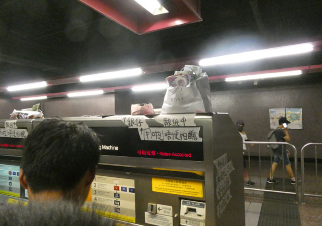 ▲ 시위 도중 지하철 매표기 모습. 시위대의 이동편의를 위해 현금이 놓여져 있다. ⓒ허동혁