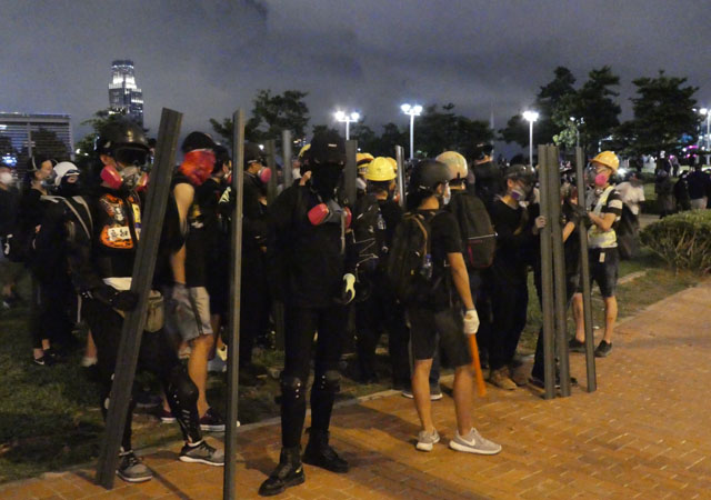 ▲ 9월 2일 행정장관 집무실 앞의 용무파 (勇武派). 용무파는 시위 최전선 조직을 일컫는다.ⓒ허동혁