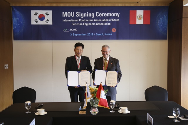▲ 이건기 해외건설협회장(좌)과 데스칼지 페루기술인협회장이 MOU 체결 후 기념촬영을 하고 있다. ⓒ해외건설협회