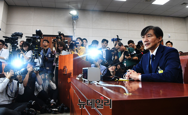 ▲ 조국 법무부 장관 후보자가 6일 오전 국회 법제사법위원회에서 열린 인사청문회에 출석해 의원들의 질문에 답하고 있다. ⓒ이종현 기자