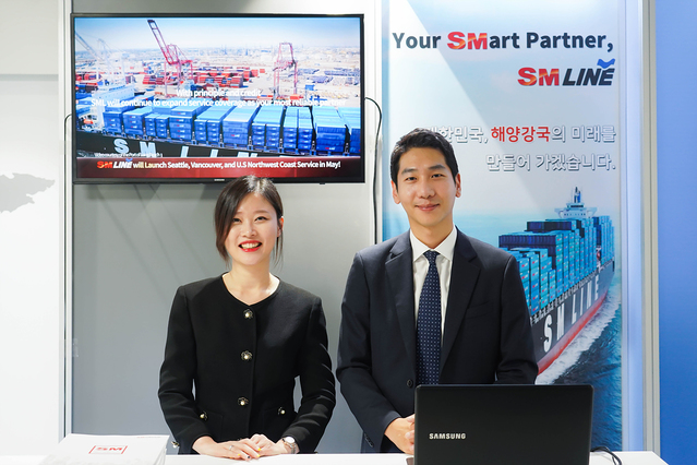▲ 삼성SDS 첼로(Cello) 테크페어(Tech Fair)에 마련된 특별 전시부스에서 SM상선 직원들이 해운물류 서비스를 홍보하고 있다.ⓒSM상선