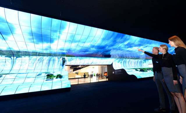 ▲ 6일 독일 베를린에서 개막한 IFA 2019 LG전자 전시관 앞에 설치된 '올레드 폭포' 모습. ⓒLG전자