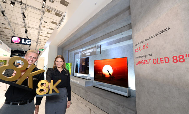 ▲ IFA 2019 LG전자 전시관 내에 설치된 'LG 8K 올레드TV'모습. ⓒLG전자