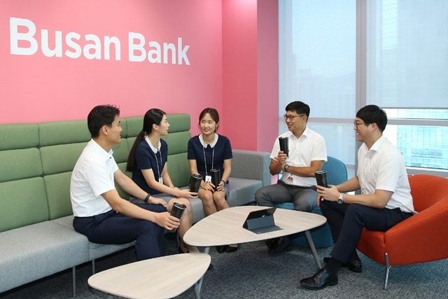 ▲ 친환경 그린뱅크를 선포한 부산은행 본점 직원들이 개인용 텀블러로 차를 마시며 회의를 하는 모습.ⓒBNK부산은행