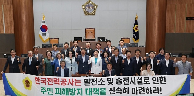 ▲ 충남도의회는 지난 6일 양금봉 의원이 발의한 발전소 및 송전시설 인근지역 주민 피해방지 대책 마련 촉구 건의안을 채택했다. 양금봉 의원 등 도의원 전원이 의회 본회의장에서 한전은 발전소 및 송전선로시설로 인한 주민 피해방지 대책을 신속히 마련하라고 촉구했다.ⓒ충남도의회