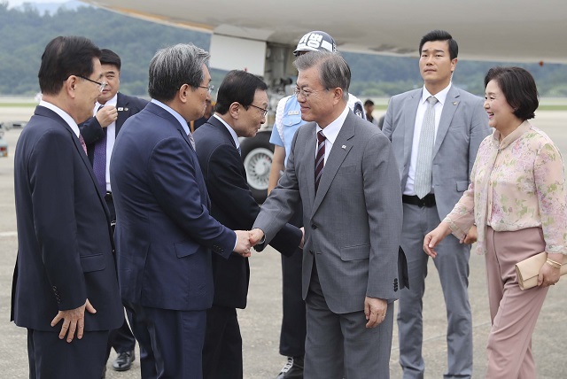 ▲ 문재인 대통령과 부인 김정숙 여사가 동남아시아 3개국 순방을 마치고 6일 경기도 성남 서울공항에서 도착하고 있다. 문 대통령 내외는 5박6일 간의 일정으로 태국을 공식방문하고 미얀마와 라오스를 국빈 방문을 했다. ⓒ뉴시스
