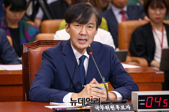 ▲ '자녀 입시비리', '사모펀드 재산 몰빵 투자' 등 의혹을 받는 조국(54) 법무부 장관 후보자가 6일 국회 인사청문회에서 발언하고 있다. ⓒ이종현 기자