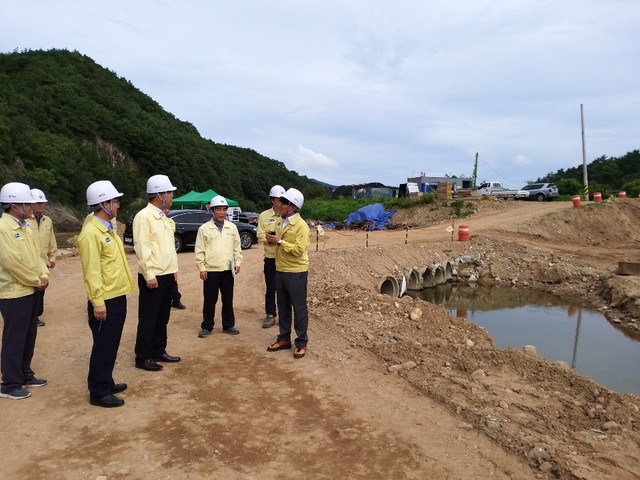 ▲ 윤종진 경상북도 행정부지사는 6일 직접 영덕군 축산면 부곡교 수해복구 사업장을 방문해 공사 추진상황, 태풍‘링링’대비 안전대책, 공사 조기준공을 위한 향후 추진계획 등을 점검했다.ⓒ경북도