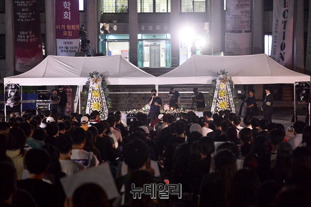 ▲ 고려대 학생들이 세 번째로 주최한 이번 집회에는 약 200명(집회 측 추산)의 재학생 및 졸업생들이 모였다.ⓒ박성원 기자