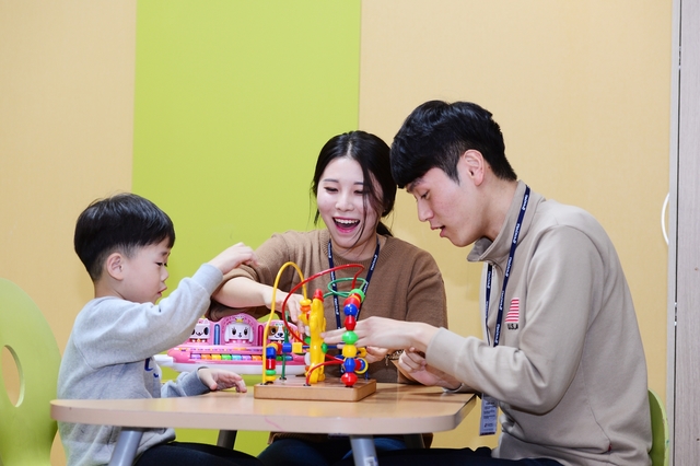 ▲ 대구보건대 언어치료과 전문 실습실(본관 6층)에서 아동과 재학생이 언어치료를 진행하고 있다.ⓒ대구보건대