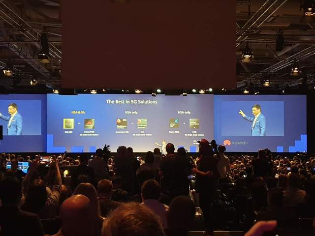 ▲ IFA 2019 기조연설에서 화웨이의 5G 칩셋 '기린990'을 설명하며 퀄컴과 삼성전자의 5G 칩셋을 비교하는 모습. ⓒ장소희 기자