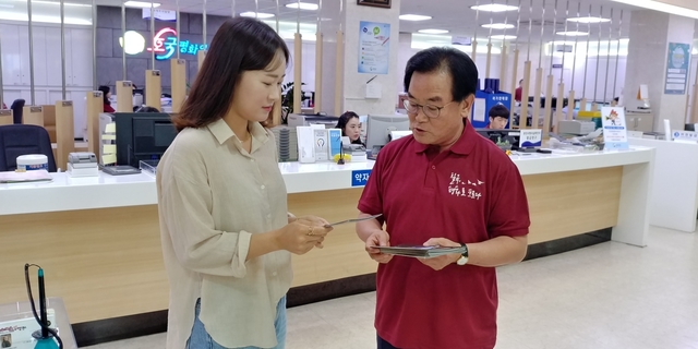 ▲ 백선기 칠곡군수는 지난 4일 축전 홍보티를 입고 민원실을 방문한 김민서(34·석적읍)씨에게 낙동강 대축전을 홍보하고 있다.ⓒ칠곡군