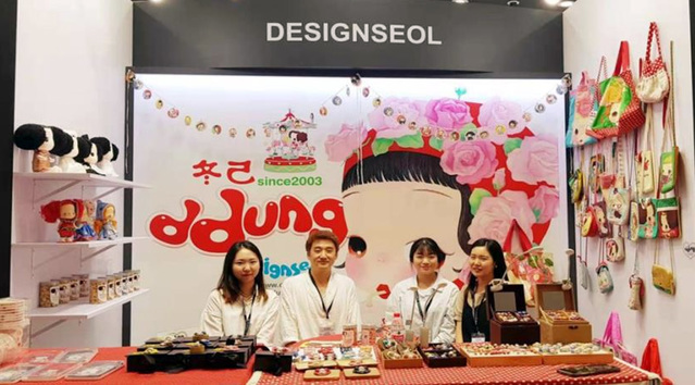 ▲ 계명대GTEP사업단 학생들이 캐릭터 회사인 디자인설과 함께 중국 심천 국제 IP리이선싱 산업엑스포에 참가해 5억원의 수출계약을 따냈다.ⓒ계명대