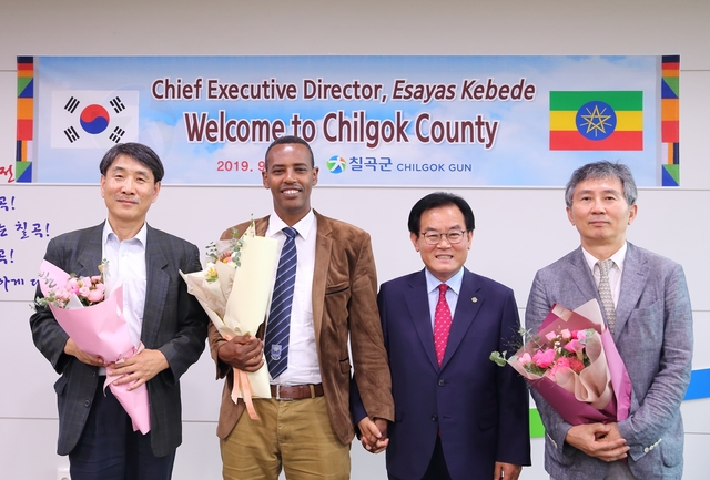 ▲ 에사야스 케베데와 짐마대학교 의과대학장(왼쪽 두번째)은 지난 5일 이택후 경대 의대 교수(우측), 유덕종 짐마 의대 교수(좌측)와 칠곡군을 찾아 백선기 칠곡군수(중간)를 예방하고 칠곡호국평화기념관을 방문했다.ⓒ칠곡군