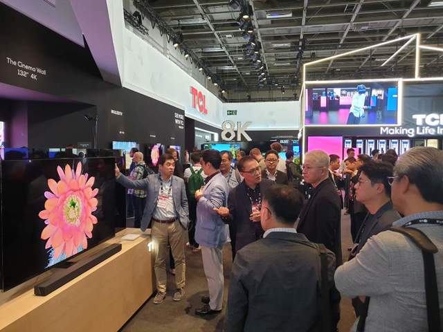 ▲ TCL의 미니LED TV를 살펴보고 있는 권봉석 LG전자 사장 및 HE사업본부 경영진 모습. ⓒ장소희 기자