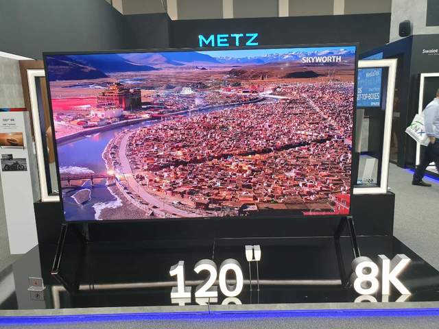 ▲ 스카이워스가 전시하고 있는 120인치 8K LCD TV 모습. ⓒ장소희 기자