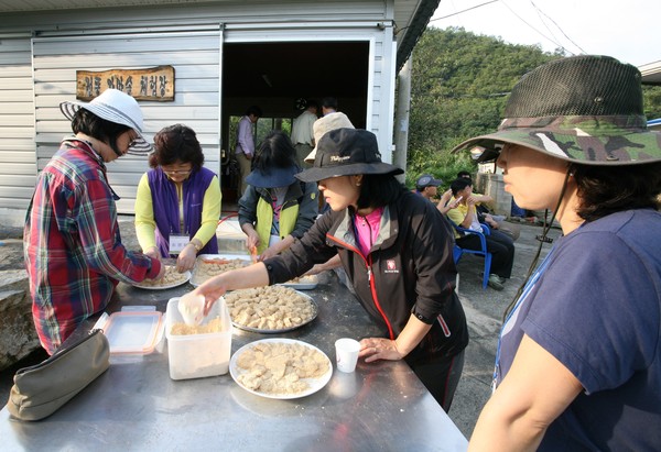 ▲ 귀농귀촌체험 프로그램에 참여한 도시민들이 정착한 귀농인 농가에서 농촌체험으로 찰떡만들기를 하고 있다.ⓒ단양군