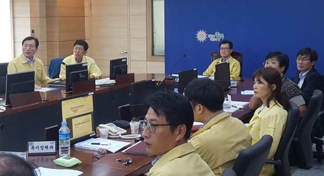 ▲ 이시종 충북도지사가 8일 태풍 피해 상황 점검회의를 하고 있다.ⓒ충북도