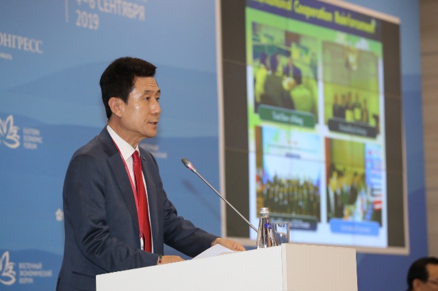 ▲ 이강덕 포항시장이 '한-러지방협력포럼'에 참석해 지방정부 서밋 발표를 하고 있다.ⓒ포항시