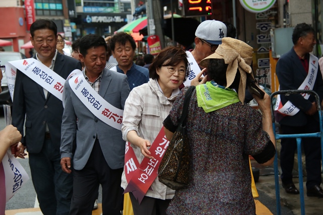 ▲ 김정재의원이 7일과 8일 흥해시장과 죽장시장을 찾아 장보기 행사를 시작으로 본격적인 민생행보에 나섰다.ⓒ의원사무실