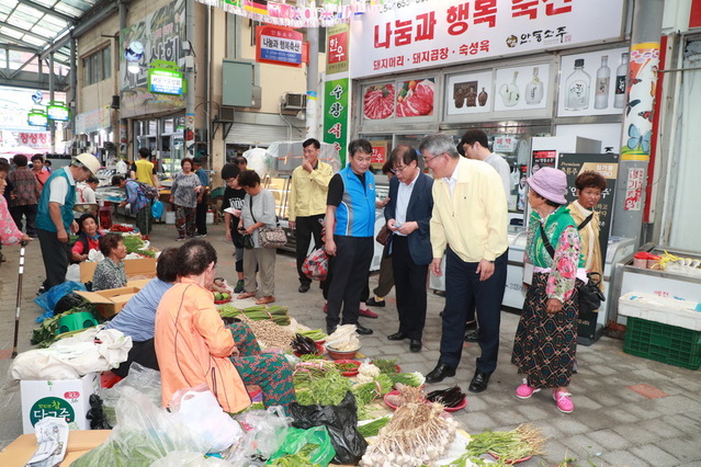▲ 김학동 예천군수가 지난 7일 전통시장을 찾아 장을 보고 있다.ⓒ예천군