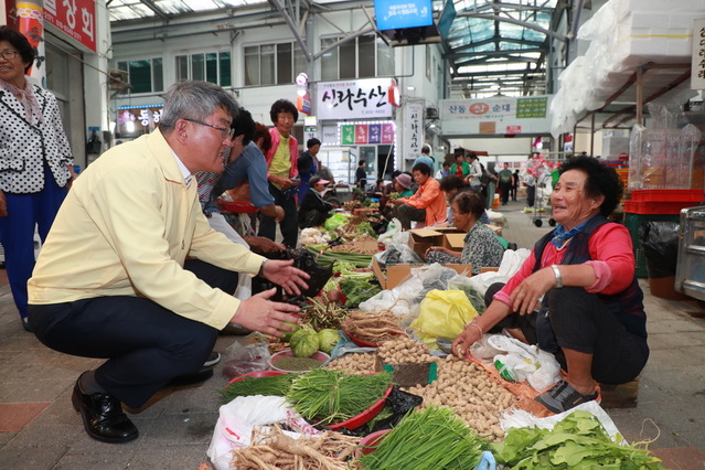 ▲ 김학동 예천군수가 전통시장 및 노점 상인들에게 이전을 추진하며 미흡했던 점과 개선해야 할 점에 대해 청취하는 시간을 가졌다.ⓒ예천군