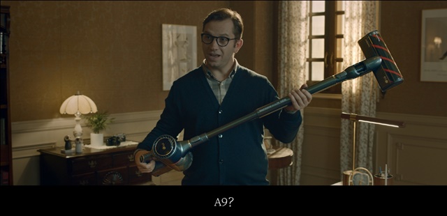 ▲ 광고 속 왓슨 박사가 셜록 홈즈가 준비한 LG 코드제로 A9을 받아들고 청소할 준비를 하고 있다. ⓒLG전자