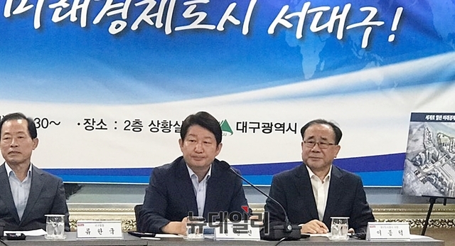 ▲ 권영진 대구시장이 9일 오전 대구시청 상황실에서 서대구 역세권 개발계획을 발표하고 있다.ⓒ뉴데일리