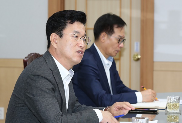 ▲ 허태정 대전시장이 9일 시청 소회의실에서 열린 주간 업무회의 자리에서 지난 주말 우리나라를 통과한 태풍 피해상황을 점검하고 추석연휴까지 안전대책을 계속 유지하라고 지시했다.ⓒ대전시