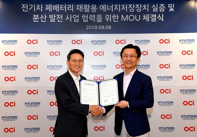 ▲ 현대차그룹 전략기술본부장 지영조 사장(오른쪽)과 OCI 대표이사 김택중 사장이 양해각서 체결식 후 기념사진을 찍고 있다.ⓒ현대자동차그룹