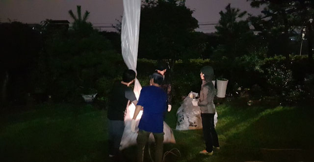 ▲ 태풍이 불어 닥치기 시작한, 지난 7일 대북전단을 살포할 준비를 하는 자유북한운동연합 회원들. ⓒ자유북한운동연합 제공