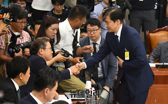 ▲ 조국 법무부 장관 후보자가 6일 오전 국회 법제사법위원회에서 열린 인사청문회에 출석해 더불어민주당 의원들과 인사를 나누고 있다. ⓒ이종현 기자