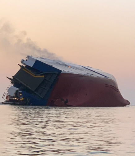 ▲ 현대글로비스 소속 골든레이호가 8일(현지시각) 미국 동부해안에서 전도됐다.ⓒ미국 해안경비대 트위터