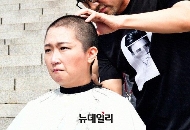 ▲ 무소속 이언주 의원이 10일 서울 여의도 국회 본청 계단앞에서 조국 법무부장관 임명을 규탄하는 삭발을 하고 있다. ⓒ 이종현 기자